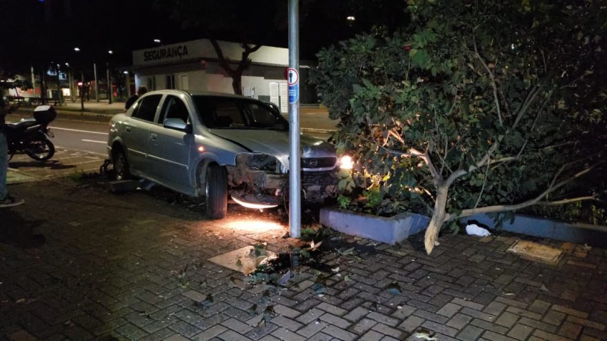 Sem habilitação e bêbado, homem se envolve em acidente, invade calçada e derruba árvore no Centro