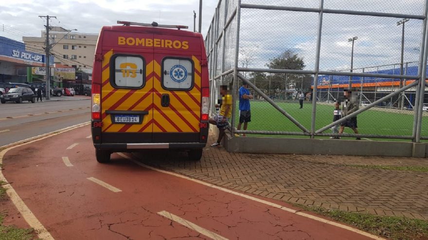 Durante partida de futebol, adolescente fratura o tornozelo