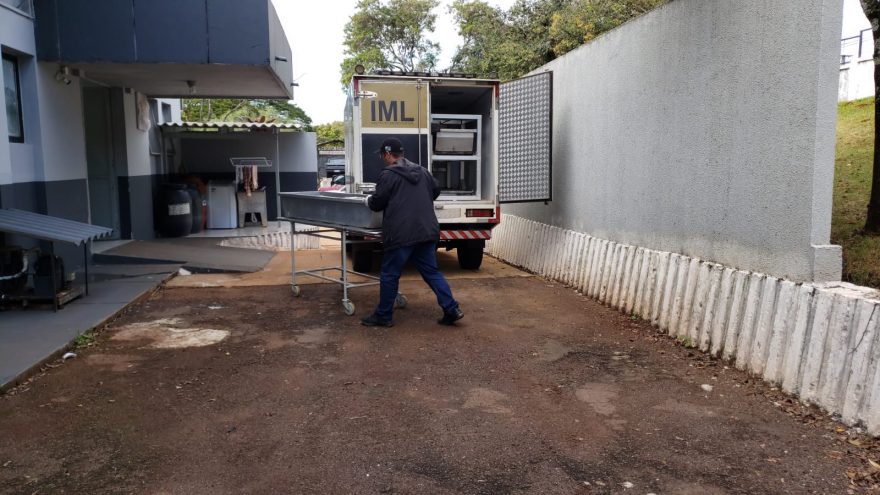 Corpo de homem que foi executado em Foz do Iguaçu chega ao IML