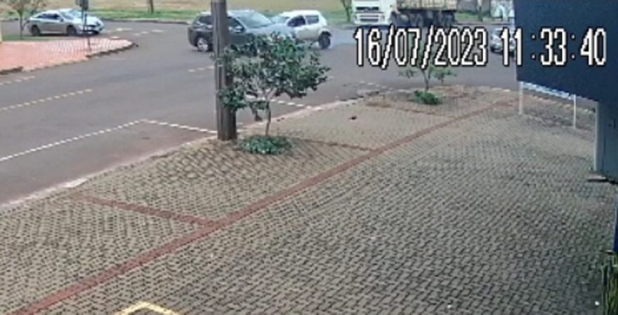 Câmera registra forte colisão entre Ka e Tiguan no Coqueiral