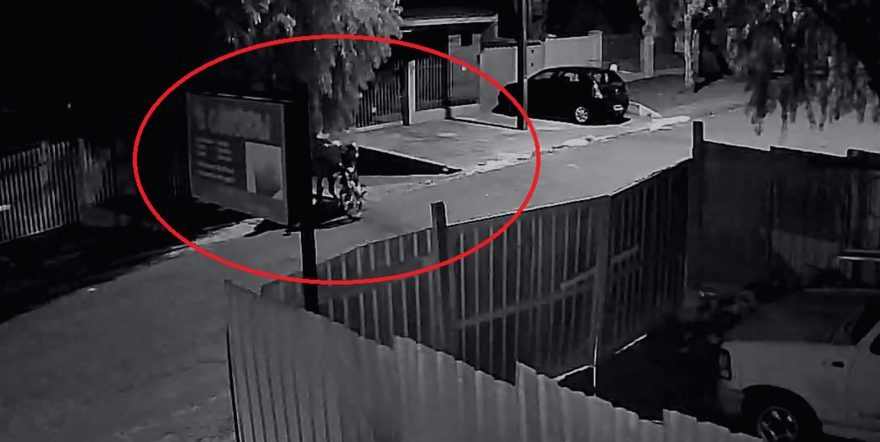 Câmera de segurança registra momento em que motocicleta é furtada no Neva