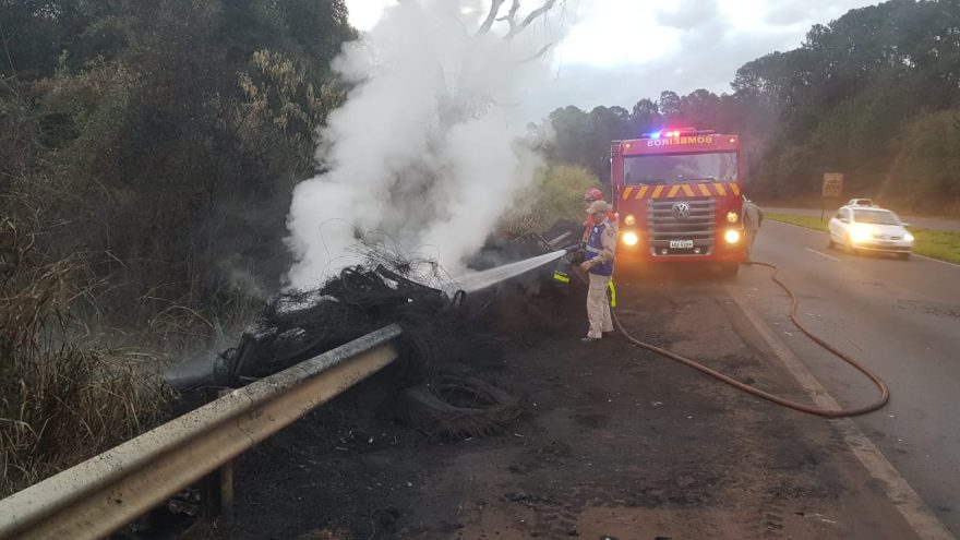 Bombeiros combatem incêndio em restos de caminhão na BR-467