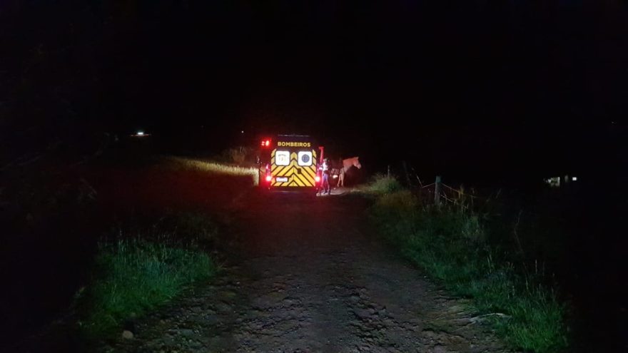 Mulher é socorrida pelo Siate após cair do cavalo na Estrada do Aeroporto