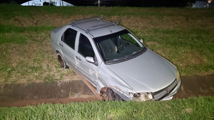 Condutor abandona veículo depois de cair no barranco na BR-277 no 14 de Novembro
