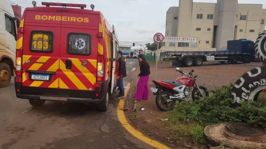 Motociclista bate com caminhão no Bairro Maria Luiza e fica ferido
