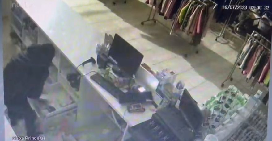 Câmera flagra ladrões arrombando loja de produtos infantis na Avenida Brasil