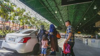 Afegã grávida acampada no aeroporto é levada a hospital por voluntário