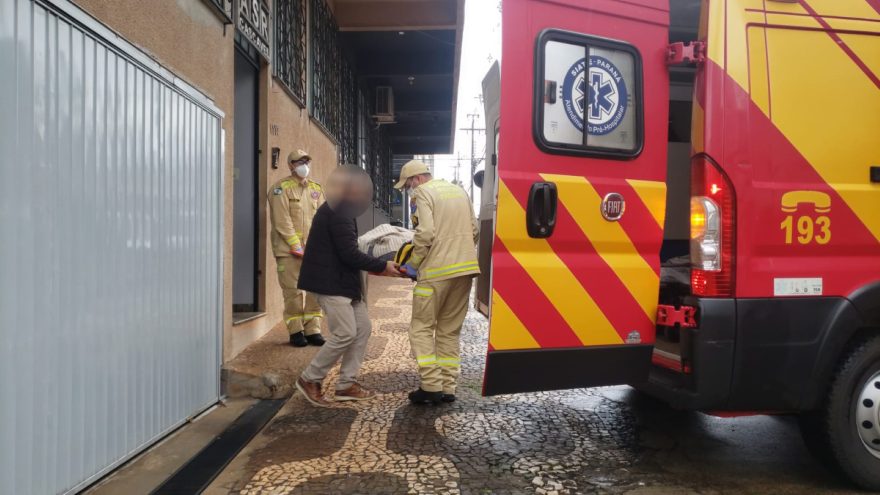 Idosa de 71 anos sofre queda de escada no Centro e tem suspeita de fratura no fêmur