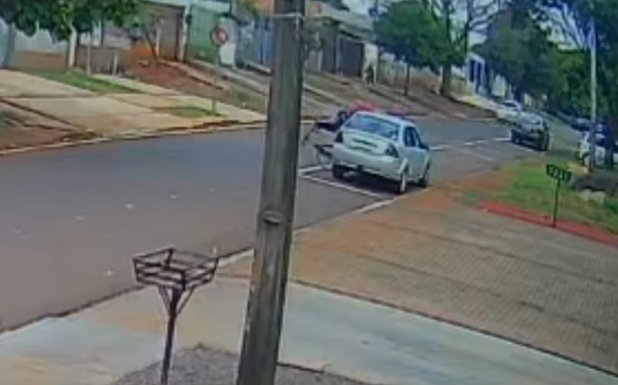 Vídeo mostra ciclista atingindo em cheio carro estacionado no Bairro Santa Cruz