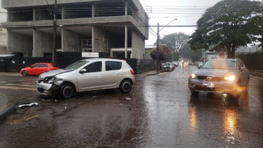 Volvo e Sandero se envolvem em acidente no Centro
