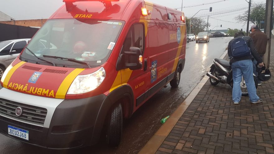 Mulher cai de moto na Av. Tancredo Neves e é socorrida pelo Siate