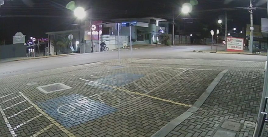 Câmera registra movimentação de ladrão em empresa na Rua Visconde do Rio Branco