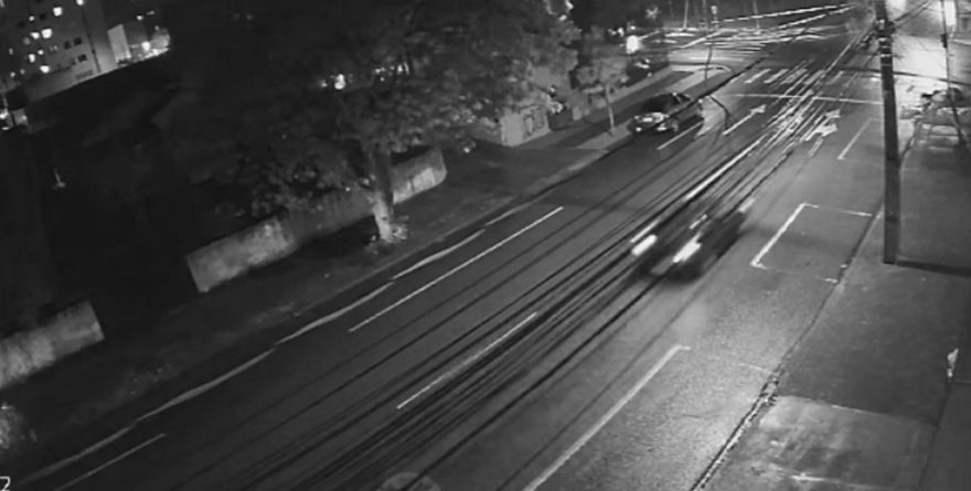 Câmera mostra Corsa trafegando pela Nereu Ramos antes de acidente