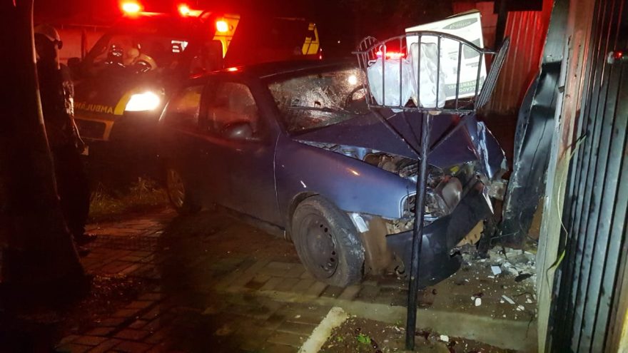 Gol fica destruído após colidir contra portão de residência no Bairro Guarujá