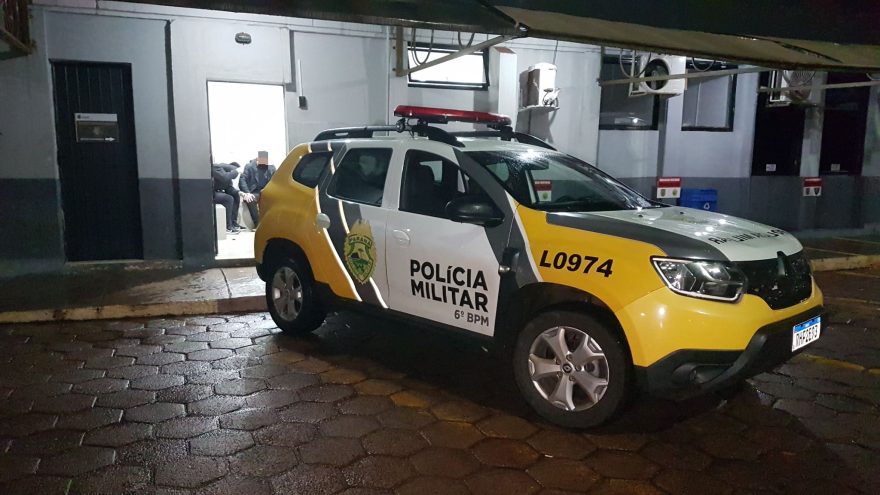 Polícia prende dois jovens com maconha e anabolizantes no Trevo do Guarujá