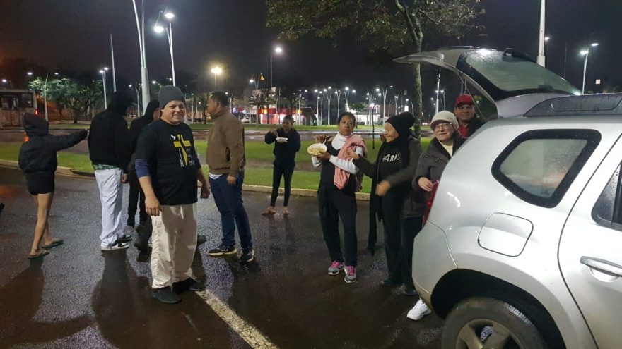 Voluntários distribuem sopa e oração para moradores de rua de Cascavel