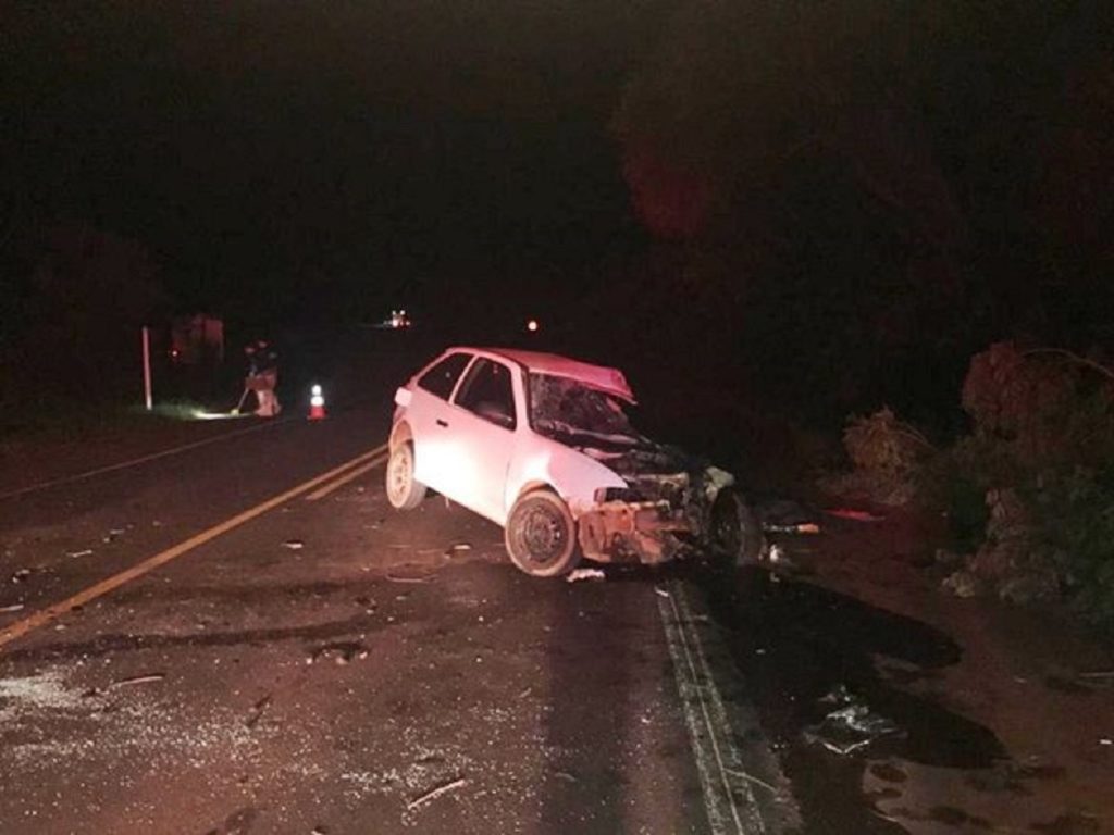 Homem morre em grave acidente entre carro e caminhão na BR-373 Homem morre em grave acidente entre carro e caminhão na BR-373