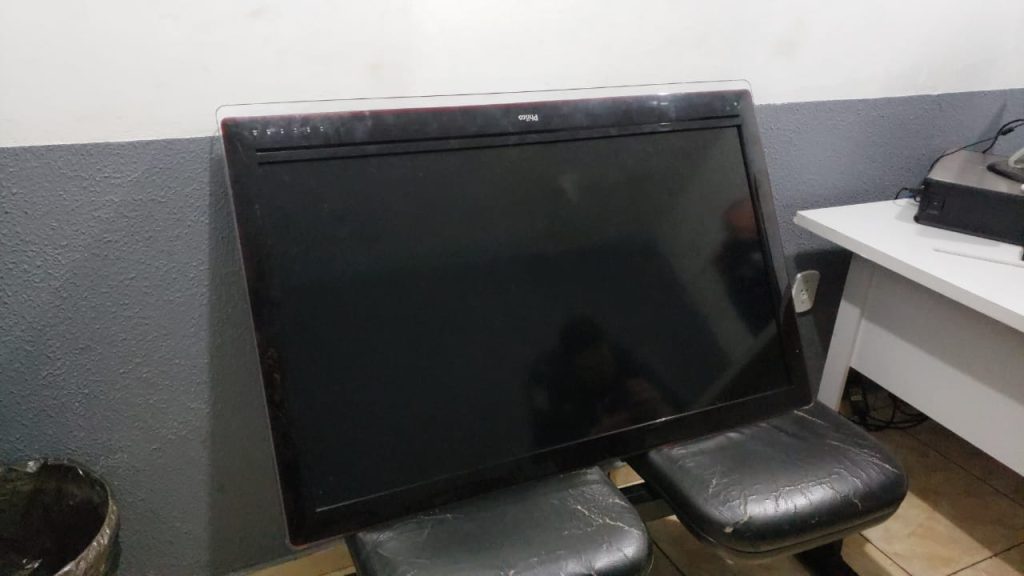 Dupla é flagrada pela GM carregando televisor na Avenida Tancredo Neves Dupla é flagrada pela GM carregando televisor na Avenida Tancredo Neves