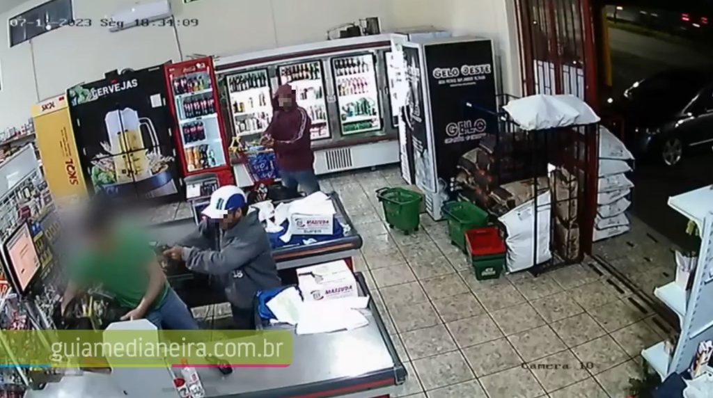 Vídeo: indivíduos armados assaltam comércio em Medianeira Vídeo: indivíduos armados assaltam comércio em Medianeira