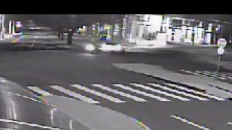 Vídeo mostra colisão entre carro e moto no cruzamento da Rua Paraná e Avenida Piquiri