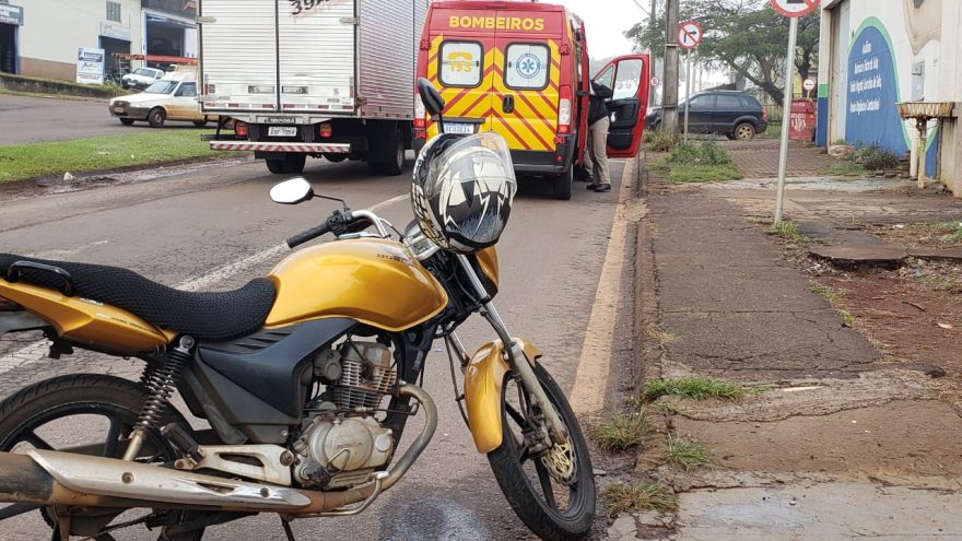 Motociclista fica ferido após colisão com carro na Avenida Rocha Pombo