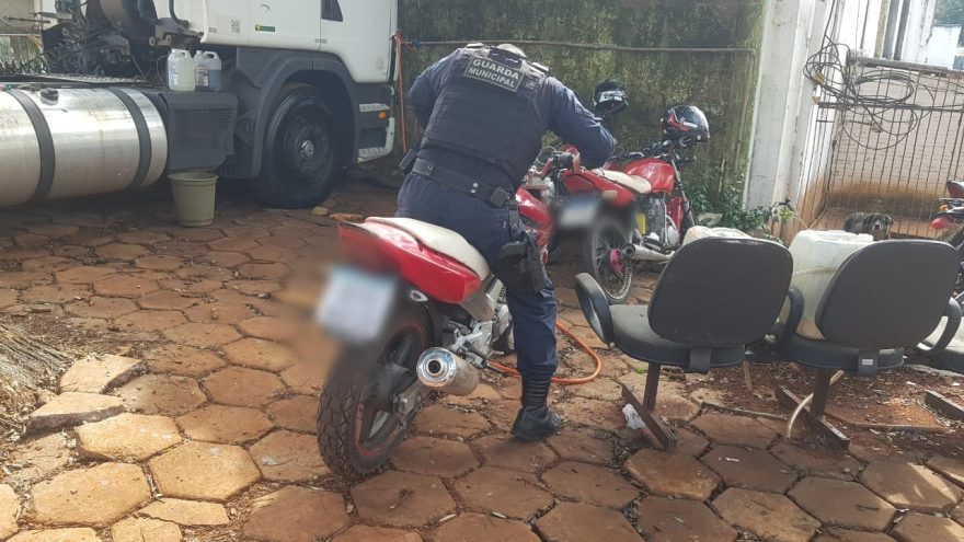 GM localiza motocicleta adulterada e abandonada em estrada rural