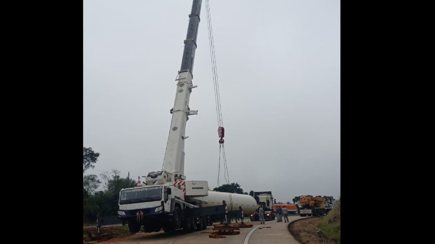Trabalhos de remoção de caminhão envolvido em grave acidente, gera congestionamento na BR-163