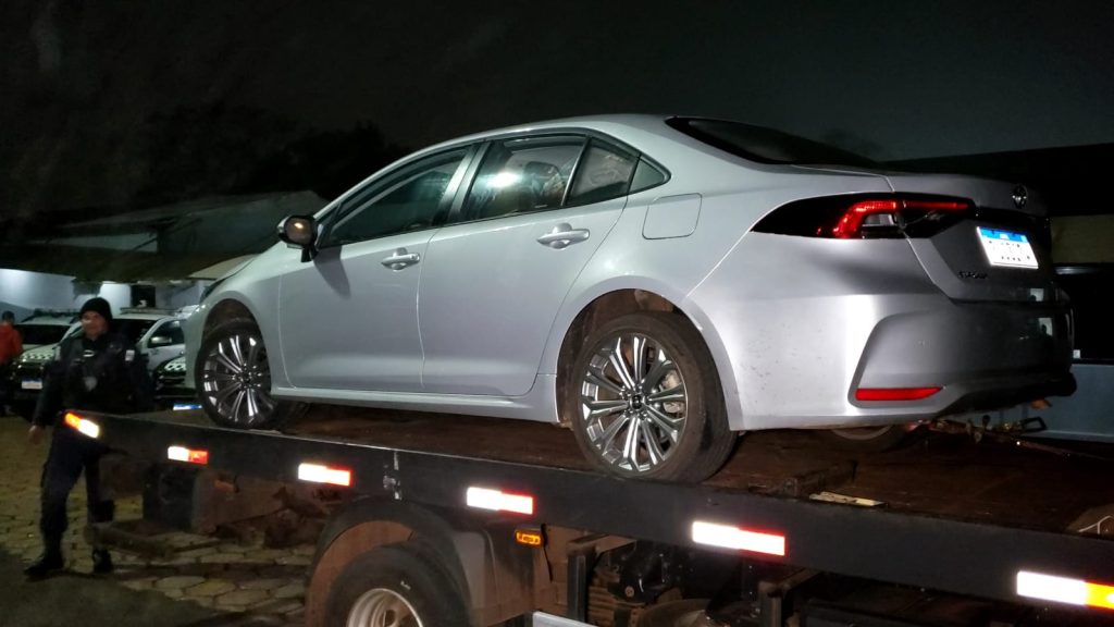 Corolla tomado de assalto em Cascavel foi locado em SP; mercadorias das vítimas foram apreendidas Corolla tomado de assalto em Cascavel foi locado em SP; mercadorias das vítimas foram apreendidas