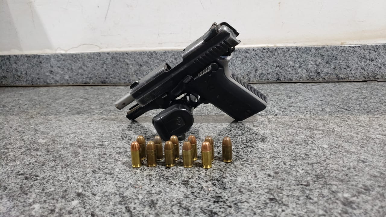 Pistola calibre 380 e 19 munições intactas são apreendidas na