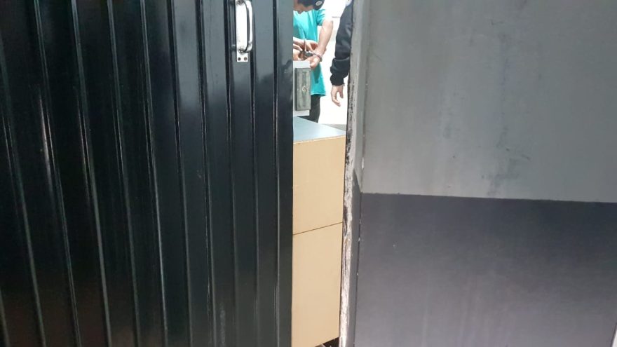 Homem chega em casa alterado, ameaça mãe com faca e provoca destruição em imóvel