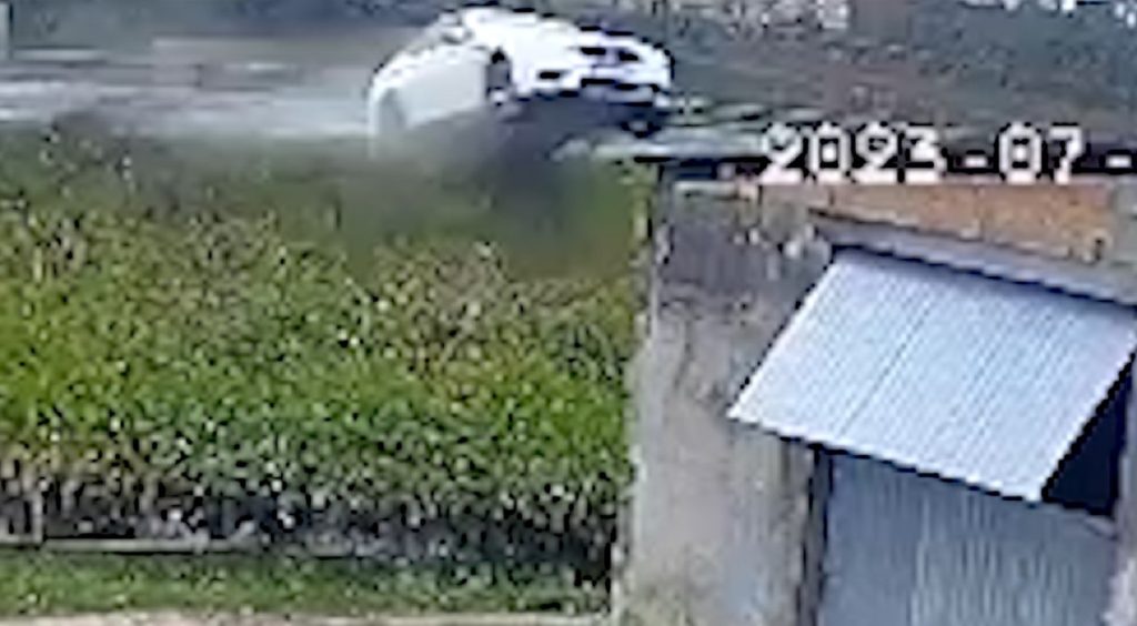 Imagens impressionantes: BMW sai da pista, ‘voa’ até marginal e deixa jovem ferido na BR-277 Imagens impressionantes: BMW sai da pista, ‘voa’ até marginal e deixa jovem ferido na BR-277