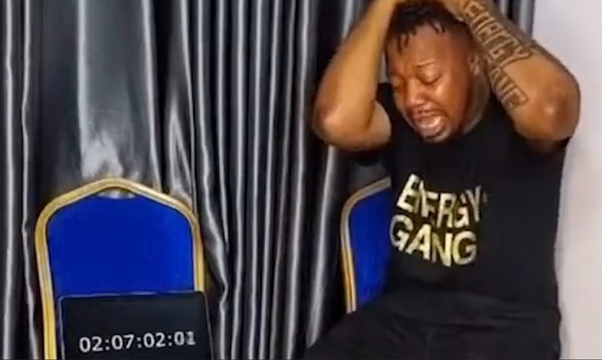 Comediante fica parcialmente cego ao tentar quebrar recorde chorando por horas seguidas