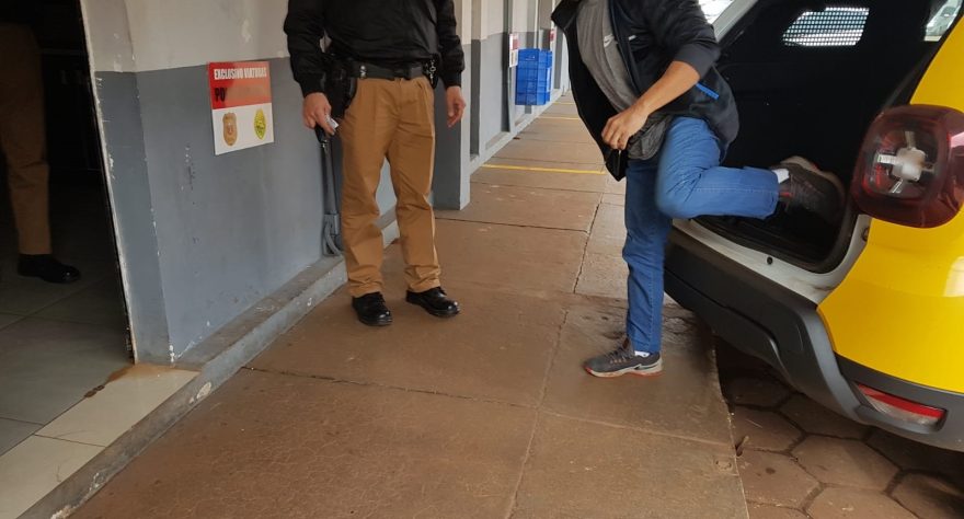 Ladrão é contido por morador após tentativa de furto no Clarito