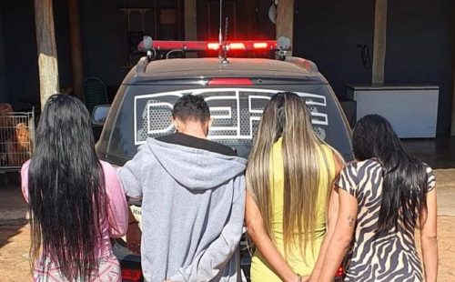 Imagem referente a Travestis que obrigavam vítimas a realizar transferências e compras são detidos pela Polícia Militar