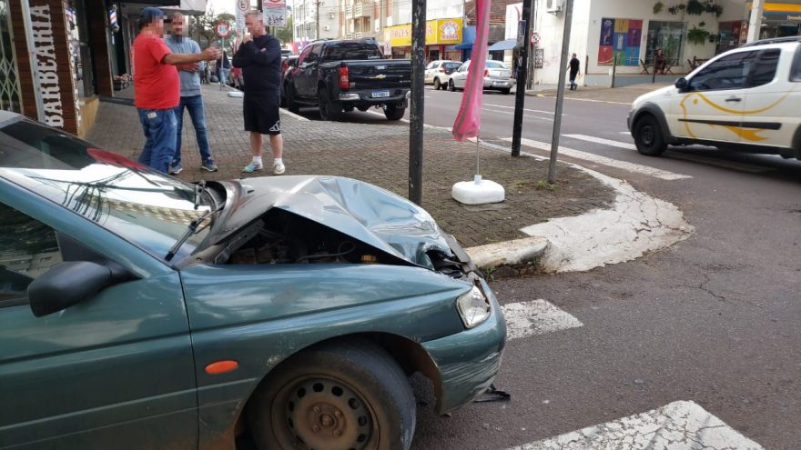 Acidente entre Escort e S10 é registrado no Centro de Cascavel