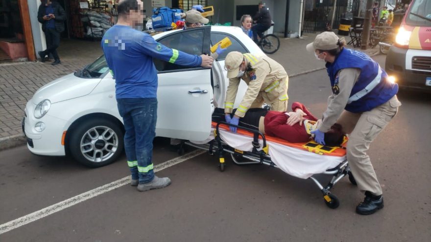 Idosa fica ferida em acidente entre Corsa e Fiat 500 no Guarujá