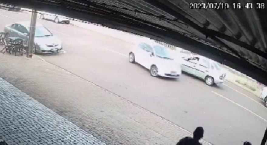 Câmera flagra acidente que deixou idosa ferida no Guarujá