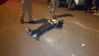 Motorista com CNH vencida desde 2008 bate contra carro estacionado e acaba detido pela PM