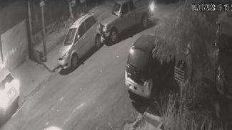 Câmera registra momento em que veículo bate contra carro estacionado no São Cristóvão