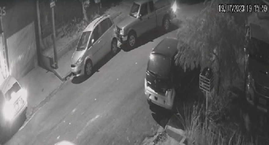 Câmera registra momento em que veículo bate contra carro estacionado no São Cristóvão