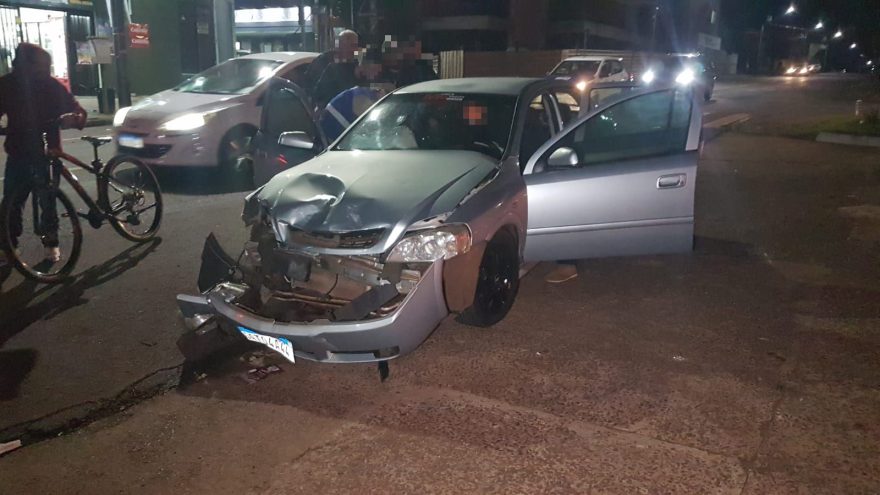 Motociclista fica gravemente ferido em acidente no Neva; motorista de Astra fugiu após batida