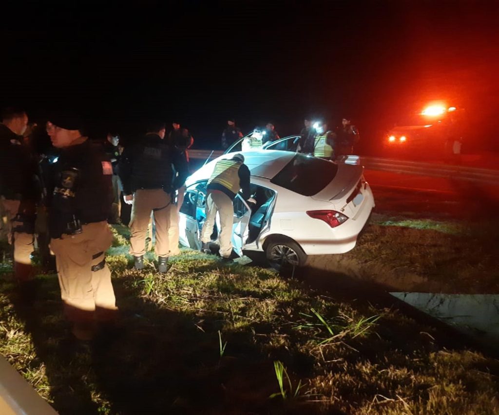 Após roubar carro no centro de Cascavel, assaltante morre em confronto com a PM na rodovia BR-467 Após roubar carro no centro de Cascavel, assaltante morre em confronto com a PM na rodovia BR-467