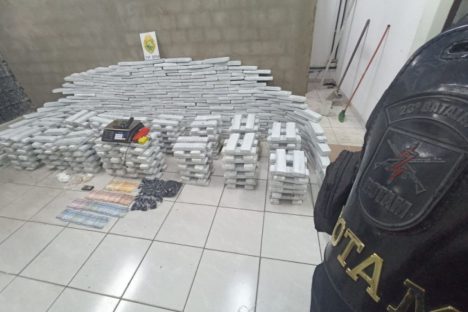Polícia Militar apreende 685 quilos de drogas em ação na Região Metropolitana de Curitiba Imagem referente a Polícia Militar apreende 685 quilos de drogas em ação na Região Metropolitana de Curitiba