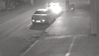 Vídeo mostra momento em que assaltantes rendem mulher no Centro de Cascavel