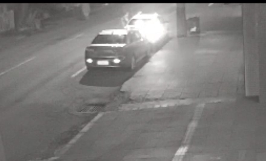 Vídeo mostra momento em que assaltantes rendem mulher no Centro de Cascavel