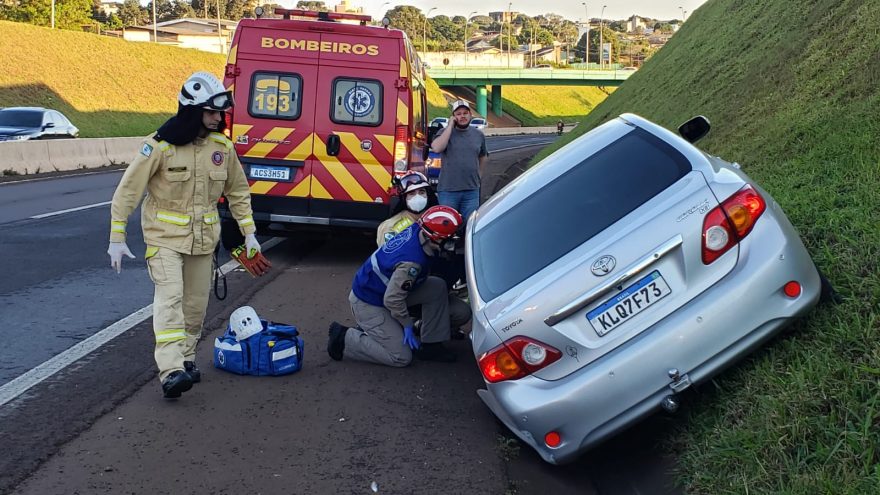 Pneu do Corolla estoura e veículo fica pendurado em barranco da 467