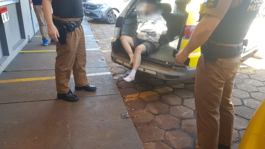 Mulher invade casa onde crianças estavam sozinhas, rouba carro, mas é detida pelos proprietários e PM