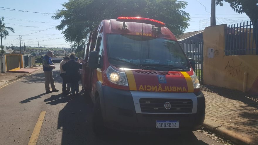 Mulher é atingida na cabeça por tampa de ferro e precisa ser socorrida pelo Siate