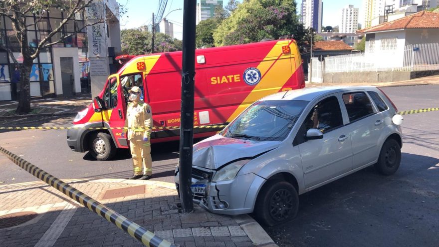 Mulher bate carro contra semáforo e sinaleiro fica pendurado em estrutura