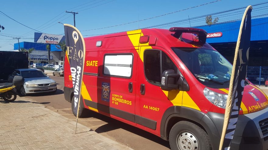 Mulher fica ferida após colisão entre carro e moto no Bairro Periolo